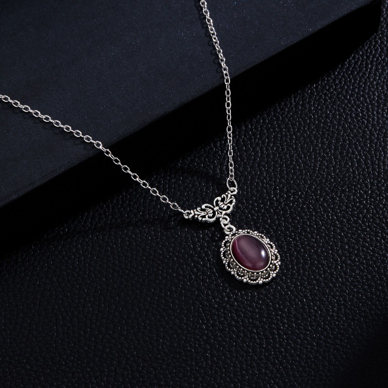 Women Luxury Formal Wear - Un Hermoso Collar con Colgante Ovalado